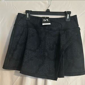 New with tags black stretch activewear skirt/skort, size L